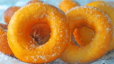 制作甜甜圈最简单的方法(甜甜圈最简单的做法,不用烤箱不打发,松软香甜,出