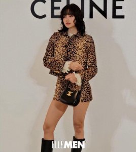 ​Lisa卷发刘海造型现身时尚活动 豹纹套装很“泰”