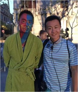 ​朱亚文穿浴袍现身国外街头，老婆在瑞士大变样，头发花白素颜沧桑