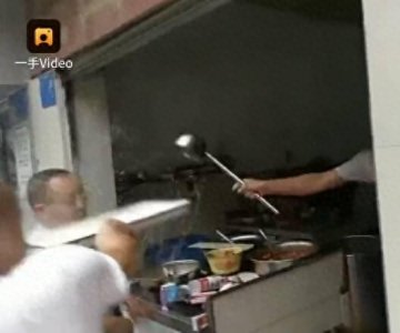 执法劝阻被泼热油 执法人员常受伤最好配置医疗保险