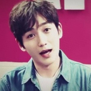 镇魂女孩已经“疯魔”,龙哥被迫表情包卖萌,网友:生活不易啊