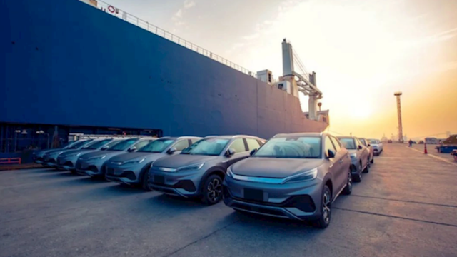 推特被裁员工不能通过集体仲裁索赔；比亚迪在越南投资2.5亿美元建零部件厂；春节档预售总票房破 7000 万元-