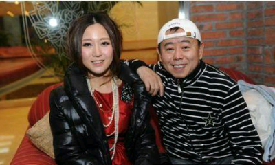 ​潘阳一家出游照，亿万富豪老公把她宠上天，6岁儿子像极了潘长江