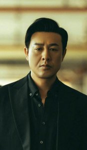 ​张颂文《扫黑决战》最新剧照曝光(气质出众，和《狂飙》里巅峰时期的高启强很像