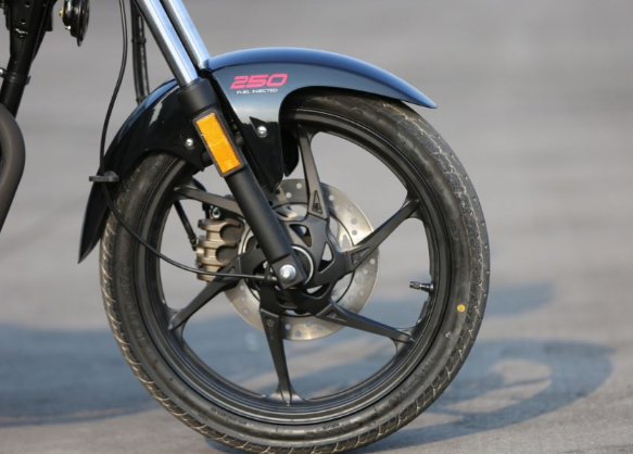 解析万元级国产实用街车：配250cc发动机，油耗2.5升，续航500km-