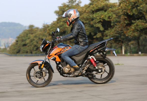 解析万元级国产实用街车：配250cc发动机，油耗2.5升，续航500km-