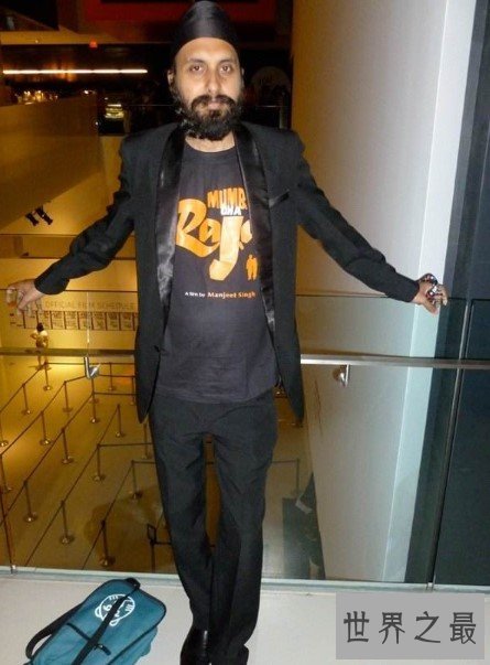 世界上肺活量最大的人,42分钟内吹出一个直径2.44米的大气球