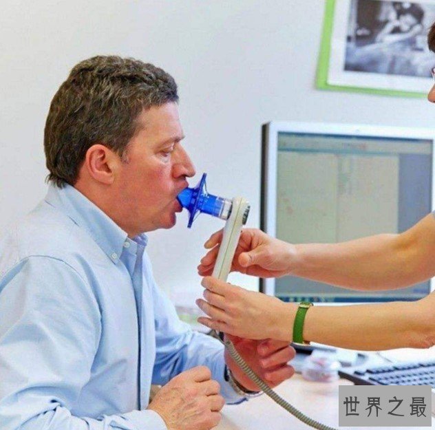 世界上肺活量最大的人,42分钟内吹出一个直径2.44米的大气球