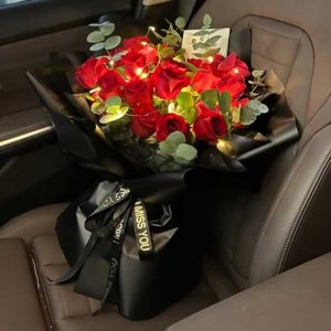 ​11朵玫瑰代表什么含义（男生一般送什么人11朵玫瑰花？）