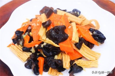 干腐竹用冷水泡还是热水泡?厨师长教你家常实用技巧,软嫩入味