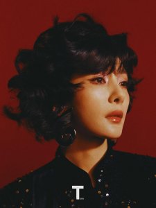 杨幂登杂志封面,穿露背红裙大秀美腿,港风卷发复古摩登