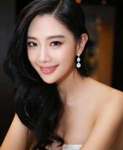 亚太第一美女李成敏(穿抹胸黑裙和蓝裙哪个好看?)