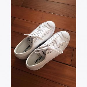 白鞋子怎么洗干净的方法(日常必不可少的小白鞋该怎么清洗,它也需要保养)