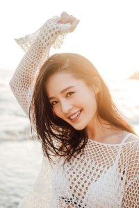 李沁泳装(镂空装比基尼小露性感湿发诱惑)