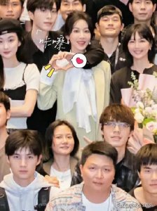 杨紫范丞丞绕脖比心 get到了比心新姿势 4月8日,电视剧《要久久爱》官博发文官