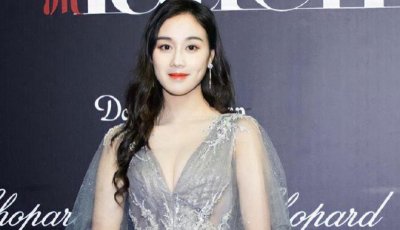 何超欣参加活动穿礼服秀身材,比例夸张背景变形被质疑P图