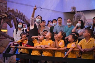 各地中小学生开启暑假生活(多彩夏日 快乐暑假——全国各地中小学生开启暑假生