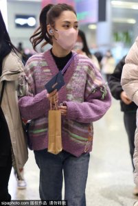 ​阿娇现身机场好随和 着紫色毛衣外套搭配牛仔裤不失时尚