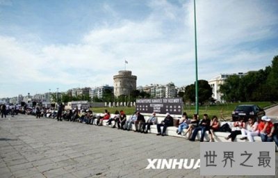 ​世界上最长的沙发，长65米