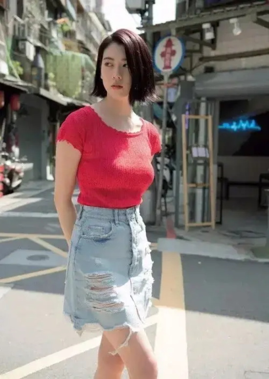 三吉彩花曾经出现在周杰伦MV里的美女，身材真是太标准了！
