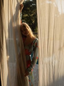 ​慵懒是什么意思（缱绻慵懒是什么意思）