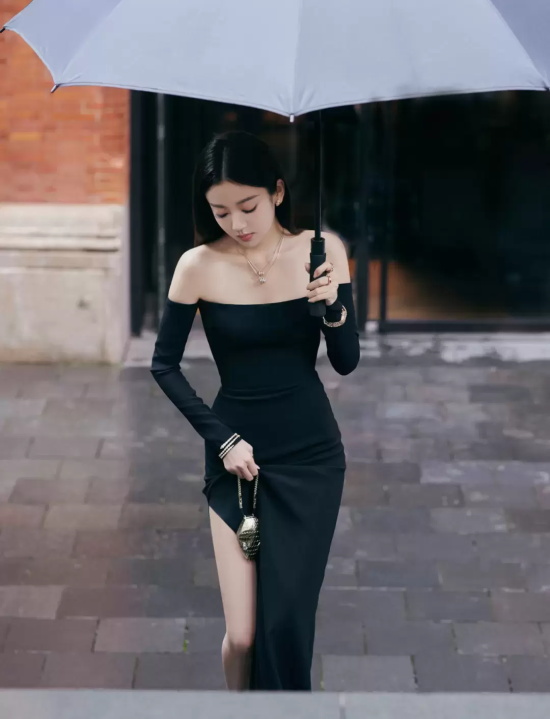 何瑞贤黑色礼服写真，简约的裙子更端庄稳重