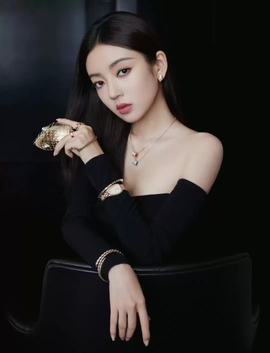 何瑞贤黑色礼服写真，简约的裙子更端庄稳重