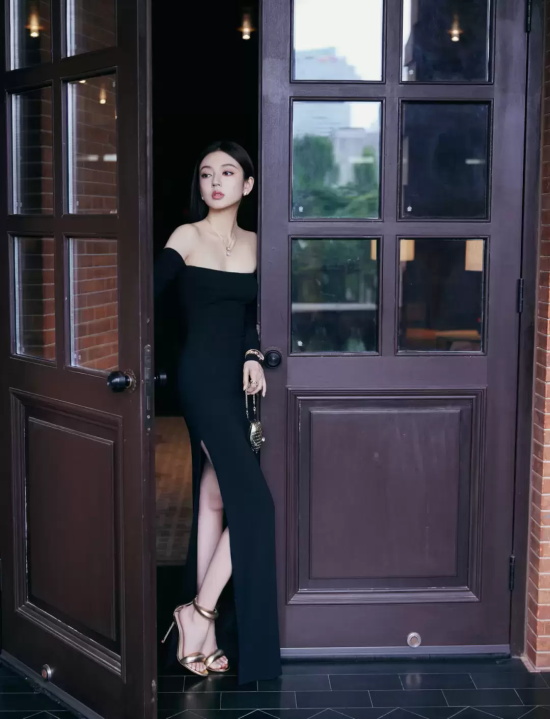 何瑞贤黑色礼服写真，简约的裙子更端庄稳重