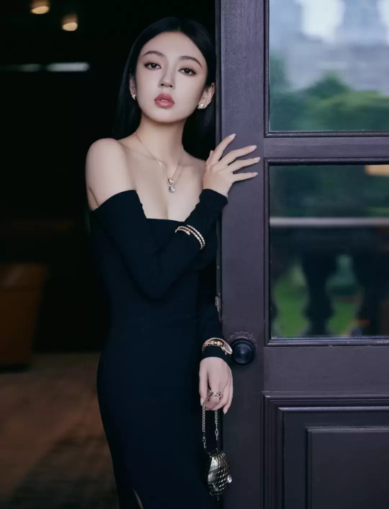 何瑞贤黑色礼服写真，简约的裙子更端庄稳重