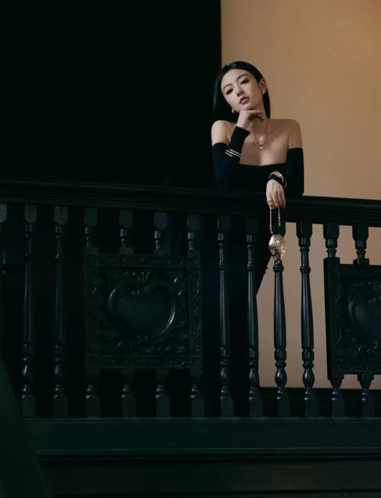 何瑞贤黑色礼服写真，简约的裙子更端庄稳重