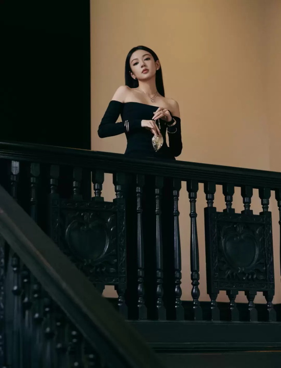 何瑞贤黑色礼服写真，简约的裙子更端庄稳重