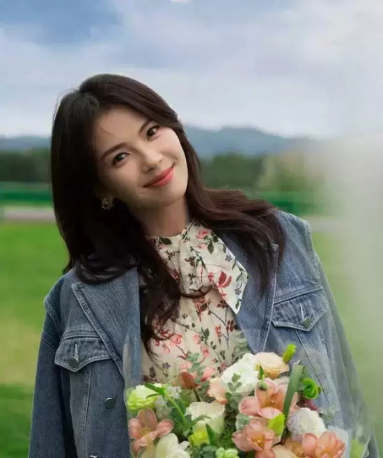 刘涛公园草地写真,穿碎花裙手提可爱气球甜美大方