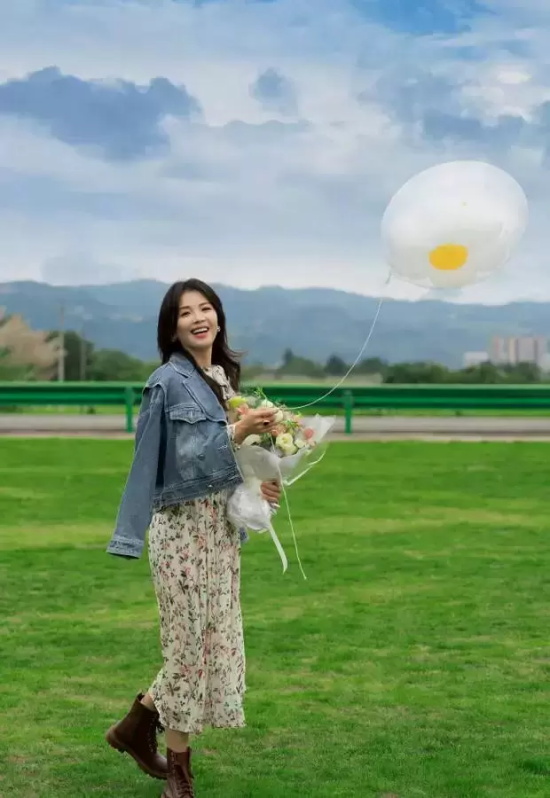 刘涛公园草地写真,穿碎花裙手提可爱气球甜美大方