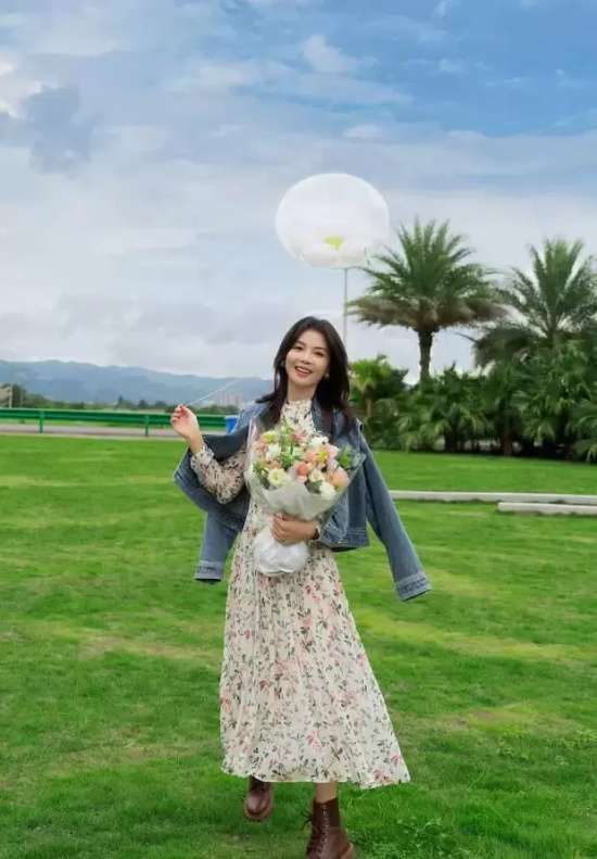 刘涛公园草地写真,穿碎花裙手提可爱气球甜美大方