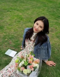 刘涛公园草地写真,穿碎花裙手提可爱气球甜美大方