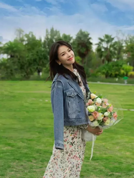 刘涛公园草地写真,穿碎花裙手提可爱气球甜美大方