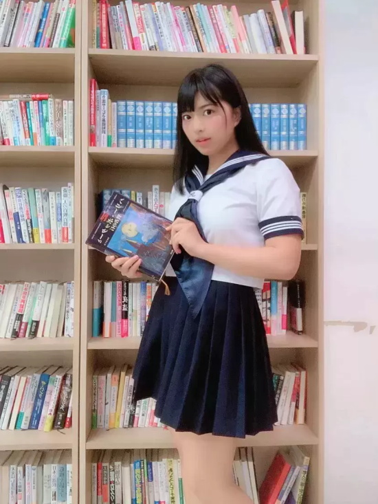 浑圆一器的根尾朱里写真分享,微胖的逐梦人!