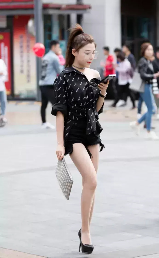 韵味十足的美女街拍图片(时尚风韵小姐姐街拍美图合集)