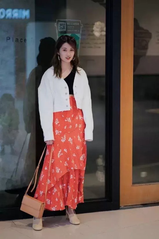 韵味十足的美女街拍图片(时尚风韵小姐姐街拍美图合集)