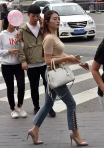 韵味十足的美女街拍图片(时尚风韵小姐姐街拍美图合集)