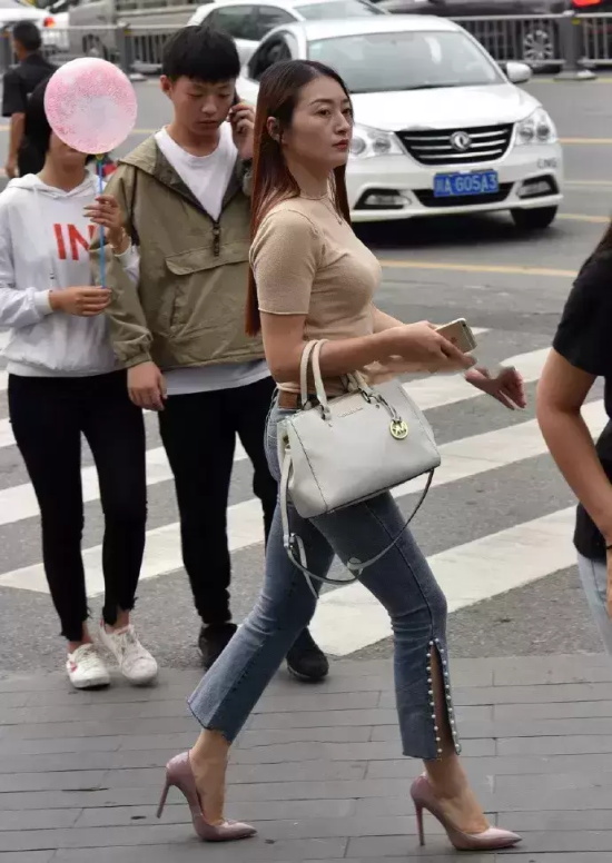 韵味十足的美女街拍图片(时尚风韵小姐姐街拍美图合集)