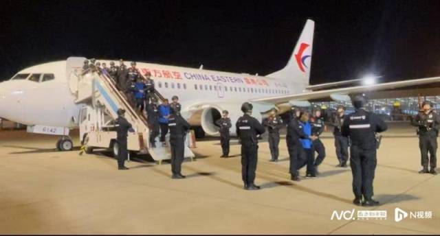 1月30日晚,10名重大犯罪嫌疑人被押解回国。南都记者蒋小天摄