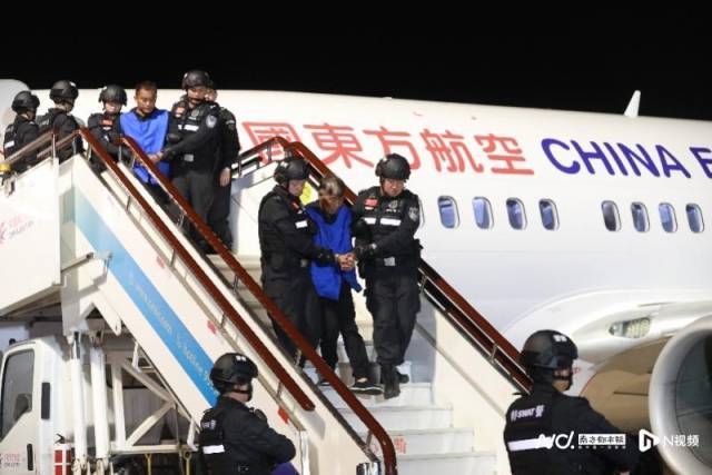 押解现场,被押解老者为白所成。公安部新闻传媒中心张建鑫摄