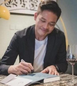 郑启泰突然去世,此前才求婚成功,曾参演《新闻女王》等剧