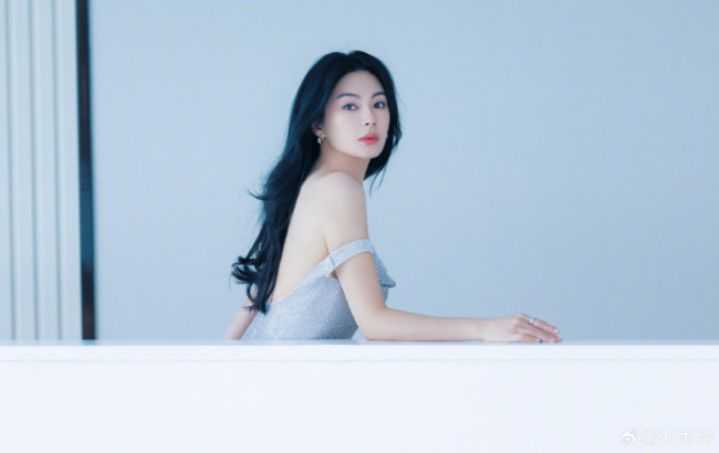 张雨绮活动造型曝光 一袭星光抹胸裙勾勒完美身材