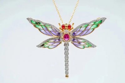 ​女人戴什么样的玉吊坠好（女人戴什么玉吊坠对身体好）