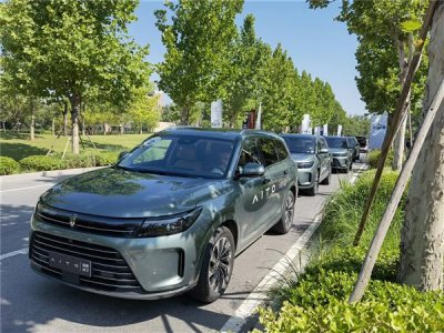 开40万国产新能源车回村被笑杂牌:比亚迪、华为问界、蔚来车主尴尬到爆