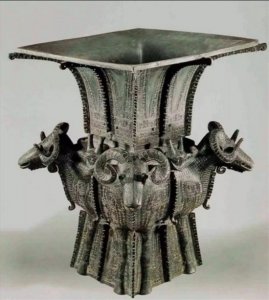 四羊方尊是哪个朝代的文物(商朝青铜工艺品的杰出代表一一四羊方尊)