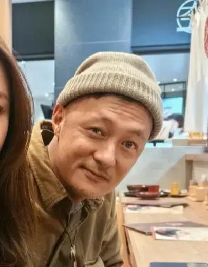 余文乐42岁近照不敢认! 胡子花白、大小眼被传婚变后这是经历了啥?