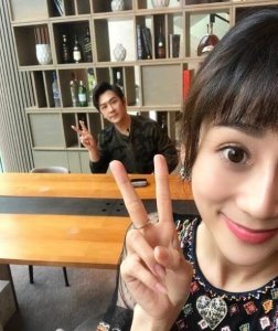 陈浩民妻子蒋丽莎剃毛门高清过程图陈浩民为妻子刮什么毛正面照